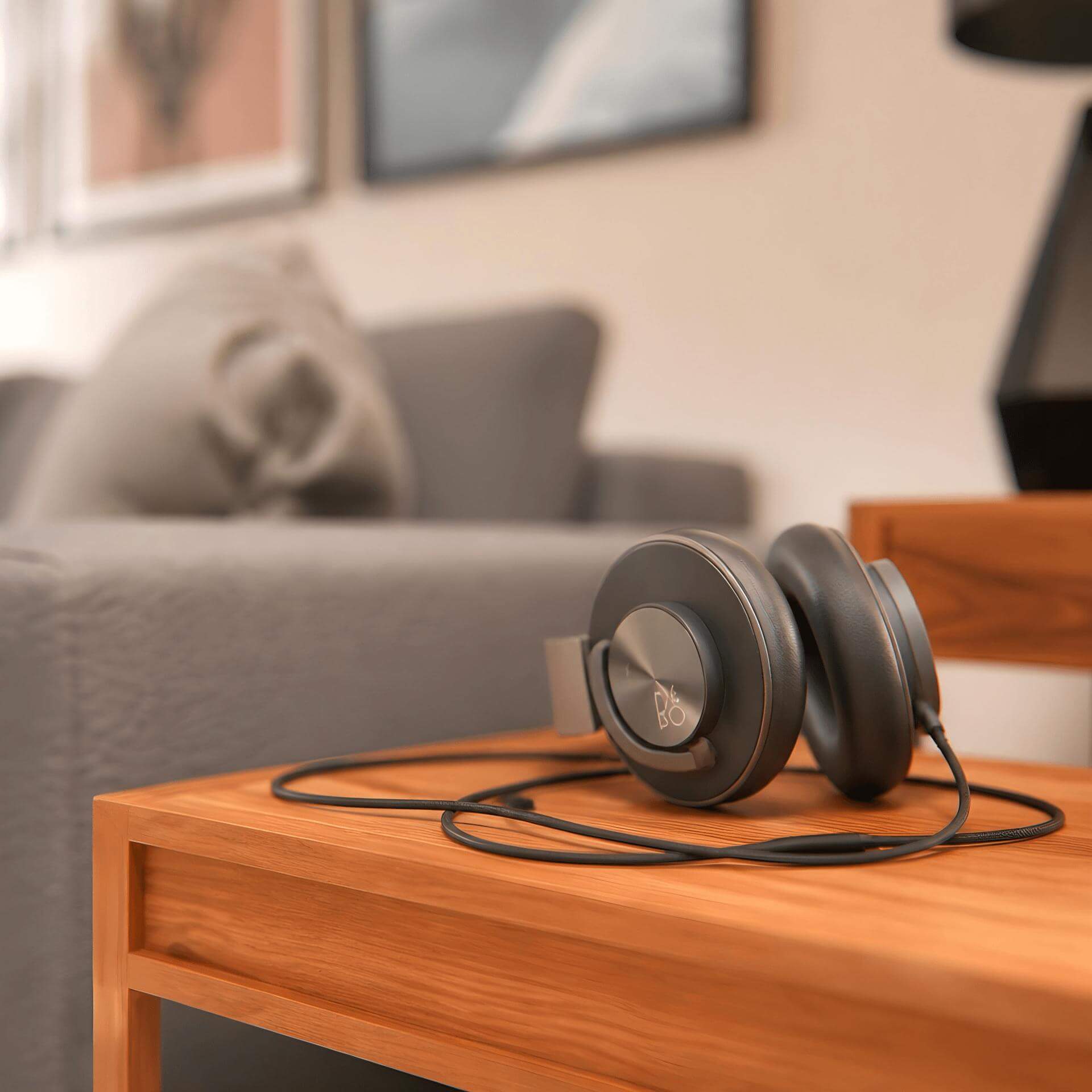Prompt de detalle y decoración: auriculares en primer plano añadidos a render de interiorismo