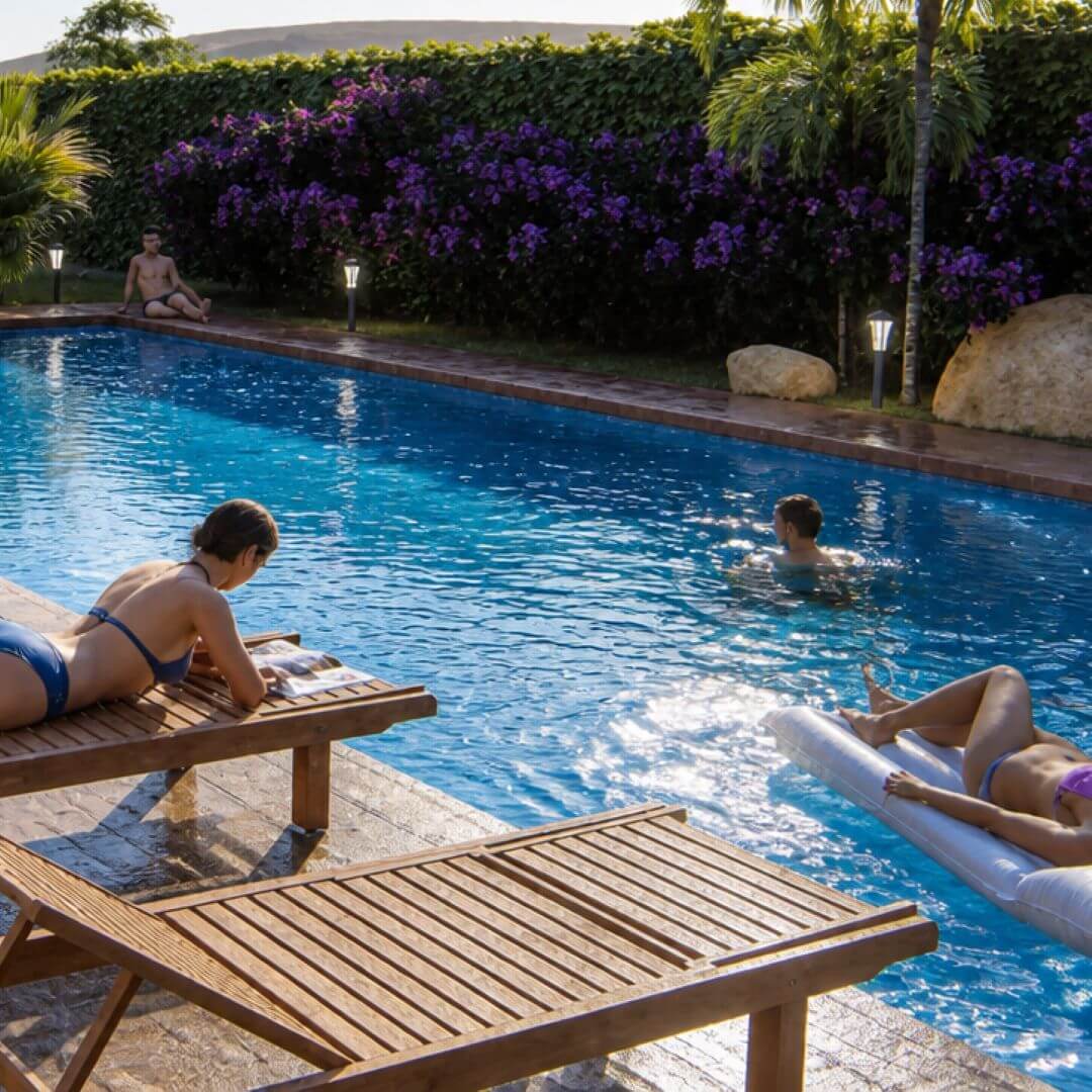 Prompt de piscina realista aplicado a render de zona de piscina con reflejos de agua naturales